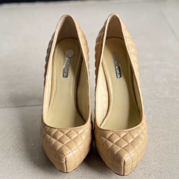 BCBGeneration high heels beige color size 7.5 - Picture 3 of 10